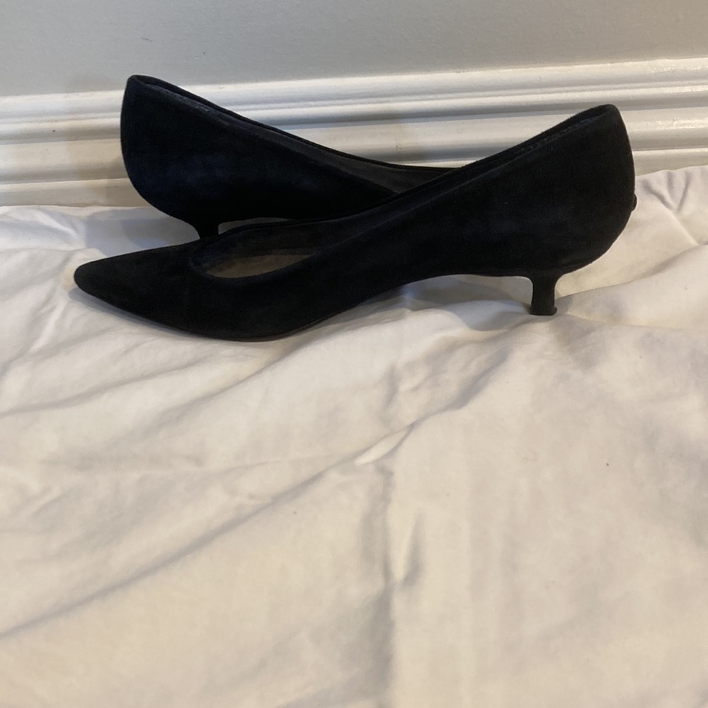 Stuart Weitzman Kitten Heel, Size 8.5 - image 3